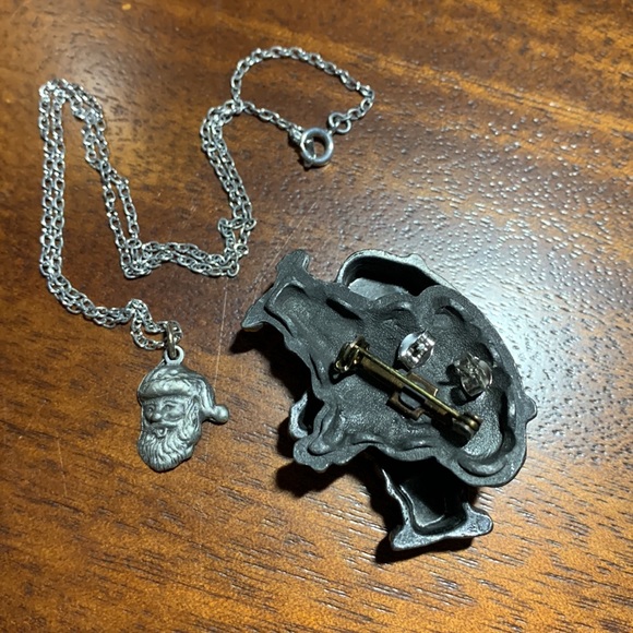 🎅 Torino Christmas Santa Pewter Set - earrings, necklace, and broach - Picture 4 of 6